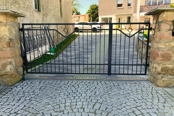 Doppeltor assymmetrisch geteilt mit einen Flügel für Fußgänger.