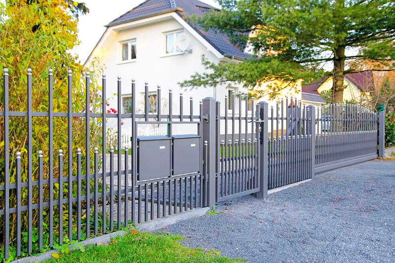 Für Zweifamilienhäuser können entsprechend auch zwei Briefkästen nebeneinander eingebaut werden